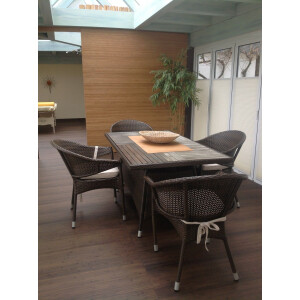 Moderner Wohnbereich mit vertikalen Bambuspaneelen an der...