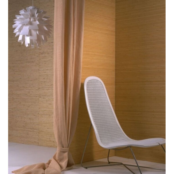 Elegante Wohnzimmerwand mit Bambuspaneelen in warmen, natürlichen Tönen. Helles, modernes Design mit strukturierter Oberfläche, die eine gemütliche Atmosphäre schafft. Mit weißem Stuhl und dekorativem Licht akzentuiert.