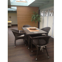Modernes Esszimmer mit Bambuswandpaneelen, die eine natürliche und warme Atmosphäre schaffen. Der Raum ist mit einem Holztisch und Rattanstühlen ausgestattet, was einen harmonischen Kontrast zur Bambuswand bildet. Die Paneele sind in verschiedenen Größen erhältlich und verleihen dem Raum eine elegante, natürliche Note.