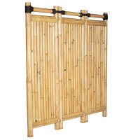 Bambus-Sichtschutz mit drei vertikalen Segmenten, die durch Bambusstäbe verbunden sind. Jedes Segment besteht aus dicht nebeneinander angeordneten Bambusstäben, die eine natürliche und dekorative Trennung bieten. Die Gesamtmaße betragen 180 cm x 180 cm, ideal für den Einsatz im Garten oder auf der Terrasse.