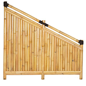 Sichtschutz aus natürlichem Bambus, bestehend aus mehreren vertikalen Stäben, die eng nebeneinander angeordnet sind. Das Zaunelement hat eine rechteckige Form mit abgeschrägter Oberkante und ist durch stabile Bambusstangen eingerahmt, die mit dunklen Bändern verbunden sind. Ideal als dekorativer und funktionaler Sichtschutz im Garten oder auf der Terrasse.