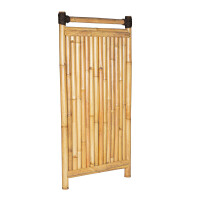 Sichtschutz aus Bambus mit vertikalen Stäben, stabil verbunden durch horizontale Bambusstreben. Rostikale Verbindungen an den Ecken sorgen für Haltbarkeit. Ideal für den Außenbereich, bietet natürliche Optik und Privatsphäre. Maße: 90 cm Breite x 180 cm Höhe.