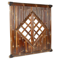 Bambus-Sichtschutz mit dekorativem Rautenmuster in der Mitte. Zaunelement aus dunkelbraunem Bambus, das eine natürliche und elegante Trennung bietet. Maße: 180 cm Breite x 180 cm Höhe. Ideal für Gärten oder Terrassen, um Privatsphäre zu schaffen.