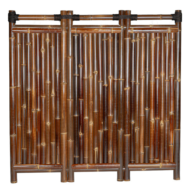 Bambus-Sichtschutz mit drei vertikalen Paneelen, die durch dunkle Bänder stabilisiert werden. Das natürliche Bambusmaterial ist dunkelbraun gefärbt und bietet eine dekorative sowie funktionelle Lösung für den Außenbereich. Die Maße betragen 180 cm Breite und 180 cm Höhe.