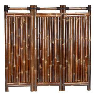 Bambus-Sichtschutz mit drei vertikalen Paneelen, die durch dunkle Bänder stabilisiert werden. Das natürliche Bambusmaterial ist dunkelbraun gefärbt und bietet eine dekorative sowie funktionelle Lösung für den Außenbereich. Die Maße betragen 180 cm Breite und 180 cm Höhe.