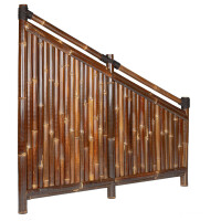 Sichtschutz aus Bambus mit robustem Rahmen, der aus dunklen Bambusstäben gefertigt ist. Die natürliche Maserung und Farbgebung der Bambusstäbe sorgen für eine ästhetische und naturnahe Optik. Das Zaunelement eignet sich ideal zur Abgrenzung von Gärten oder Terrassen und bietet sowohl Privatsphäre als auch eine dekorative Note.