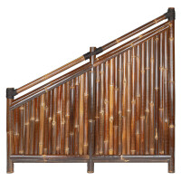 Attraktiver Sichtschutz aus dunkelbraunem Bambus, der als Zaunelement ANJI NIGRA 6 bezeichnet wird. Das robuste und natürliche Design bietet eine elegante Trennung von Außenbereichen. Die Maße betragen 180 cm x 180 cm x 90 cm, wobei die Bambusstäbe vertikal angeordnet sind und durch stabile horizontale Bambusstäbe gestützt werden. Die Ecken sind mit dunklen, dekorativen Verbindungen versehen.