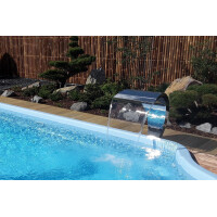Sichtschutz aus Bambus mit natürlicher Optik, der einen japanisch inspirierten Garten mit Wasserfall und Pool elegant abgrenzt. Hohe, dichte Bambusstäbe bieten Privatsphäre und eine entspannende Atmosphäre.