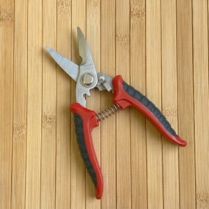 Stabile Schere mit ergonomischen Griffen in Blau und...