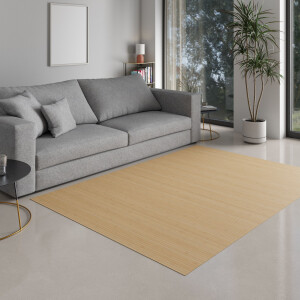 Kind sitzt auf einem Bambusteppich in einem hellen Wohnzimmer und spielt mit Bildern. Der rote Teppich hat dicke, parallele Stege und misst etwa 40x60 cm.