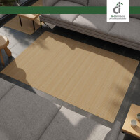 Bambusteppich MASSIVE aurora in dunkelrotem Farbton, Maße ca. 40x60 cm, mit 17mm breiten Stegen, wird gerade mit einem weißen Tuch gereinigt.