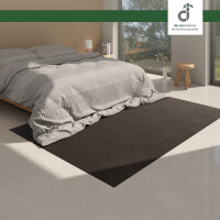 Moderner Wohnbereich mit einem roten Bambusteppich MASSIVE aurora auf hellen Holzdielen. Der Teppich mit 17mm Stegen bringt einen warmen, natürlichen Akzent in den Raum.