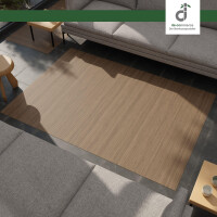 Bambusteppich MASSIVE aurora in dunkelrotem Farbton, Maße ca. 40x60 cm, mit 17mm breiten Stegen, wird gerade mit einem weißen Tuch gereinigt.