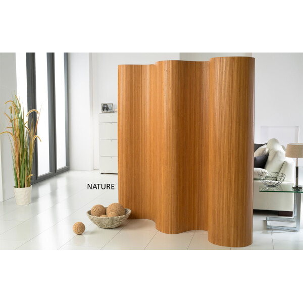 Eleganter doppelseitiger Paravent aus Bambus in natürlicher Farbe, der in einem modernen Wohnzimmer steht. Der Raumteiler aus Bambus verleiht dem Raum eine natürliche und warme Atmosphäre.