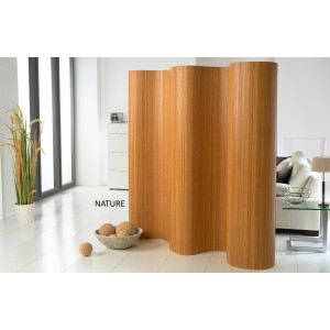 Eleganter doppelseitiger Paravent aus Bambus in natürlicher Farbe, der in einem modernen Wohnzimmer steht. Der Raumteiler aus Bambus verleiht dem Raum eine natürliche und warme Atmosphäre.