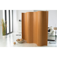 Eleganter doppelseitiger Paravent aus Bambus in der Farbe Nature, der in einem modernen Wohnzimmer steht. Die wogende Form des Paravents verleiht dem Raum eine natürliche und stilvolle Atmosphäre.