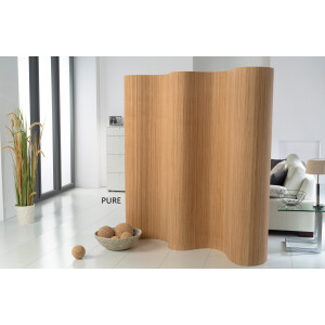 Doppelseitiger Paravent aus Bambus in natürlichem Farbton, der in einem modernen Wohnzimmer steht. Der Paravent zeichnet sich durch seine wellenförmige Struktur und die natürliche Maserung des Bambus aus, die für ein elegantes und natürliches Ambiente sorgt.