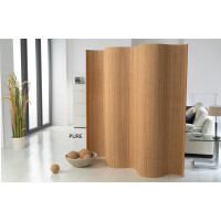 Doppelseitiger Paravent aus Bambus in natürlichem Holzton, der in einem modernen, minimalistischen Wohnzimmer aufgestellt ist. Der Paravent hat eine wellenförmige Struktur und passt harmonisch in das helle, offene Ambiente.