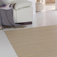 Bambusteppich MASSIVE aurora in dunkelrotem Farbton, Maße ca. 40x60 cm, mit 17mm breiten Stegen, wird gerade mit einem weißen Tuch gereinigt.