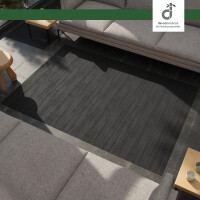 Bambusteppich MASSIVE aurora in dunkelrotem Farbton, Maße ca. 40x60 cm, mit 17mm breiten Stegen, wird gerade mit einem weißen Tuch gereinigt.