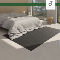 Moderner Wohnbereich mit einem roten Bambusteppich MASSIVE aurora auf hellen Holzdielen. Der Teppich mit 17mm Stegen bringt einen warmen, natürlichen Akzent in den Raum.