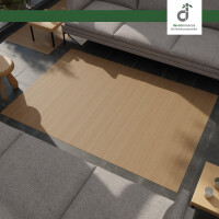 Bambusteppich MASSIVE nature mit einer Person, die ihn mit einem Tuch reinigt. Der Teppich hat eine natürliche Farbe und feine, gleichmäßige Stege. Er ist in einem modernen Wohnzimmer mit hellen Holzmöbeln platziert.