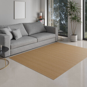 Ein kleines Mädchen sitzt auf einem Bambusteppich mit geraden, hellen Stegen. Der Teppich hat eine natürliche Holzoptik und passt sich harmonisch in das helle, moderne Wohnzimmer ein.
