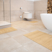 Drei rechteckige Badezimmerteppiche in verschiedenen Größen, jeweils mit vertikalen Linienmuster und einem dekorativen Element, das an eine Blume erinnert. Die Teppiche haben eine Breite von 17 mm und Längen von 40 cm, 50 cm und 60 cm sowie 50 cm, 80 cm und 100 cm. Ideal für die Verwendung im Badezimmer.