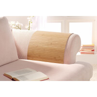 Eine Couchablage aus Bambus in natürlicher Farbe, die auf einem cremefarbenen Sofa platziert ist. Die Ablage hat eine glatte Oberfläche und ist ideal zum Abstellen von Büchern oder Dekorationsgegenständen geeignet. Das Produkt misst 60 x 120 cm und fügt sich harmonisch in moderne Wohnräume ein.