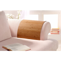 Elegante Couchablage aus Bambus mit Maßen 50 x 70 cm, die stilvoll auf einem hellen Sofa platziert ist. Die natürliche Bambusoptik verleiht dem Raum eine warme, moderne Atmosphäre.