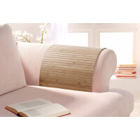 Couchablage aus Bambus im Farbton Taupe, Maße 50 x 70 cm, elegant in ein Sofa integriert, mit einem natürlichen und modernen Design.