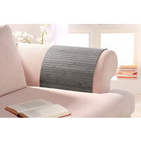 Moderne Bambus-Couchablage mit grauem Holzmuster, platziert auf einem hellen Sofa. Ideal für eine stilvolle und nachhaltige Wohnraumgestaltung.