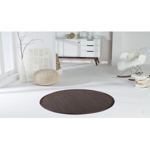 Bambusteppich WENGE mit brauner XXL-Bordüre in einem modernen Wohnzimmer. Der Teppich hat 17 mm breite Stege und einen Durchmesser von 120 cm, was ihm eine elegante und natürliche Ausstrahlung verleiht.