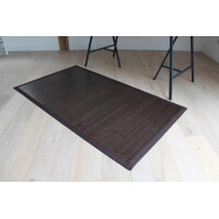 Edler Bambusteppich COFFEE mit breiter XXL-Bordüre in dunklem Braun, der auf hellem Holzboden liegt. Der Teppich zeigt eine feine, regelmäßige Struktur und misst etwa 90 x 160 cm.