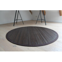 Runder Bambusteppich in der Farbe Coffee mit einer breiten Bordüre, platziert auf hellem Holzboden. Der Teppich hat einen Durchmesser von 160 cm und zeichnet sich durch seine natürliche, elegante Optik aus.