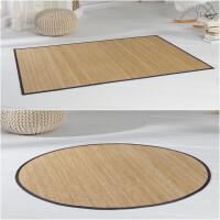 Zwei Bambusteppiche mit schmaler Bordüre in verschiedenen Formen. Oben ein rechteckiger Teppich mit gleichmäßigem Muster und schwarzem Rand, darunter ein runder Teppich mit ähnlichem Design und Rand. Beide Teppiche liegen auf hellem Boden in einem modernen Wohnraum.