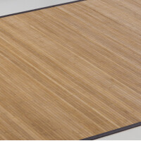 Natürlicher Bambusteppich mit 11 mm breiten Stegen und einer schmalen Bordüre. Maße: 70 x 140 cm. Ideal für einen modernen, minimalistischen Look.