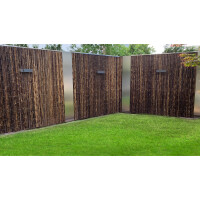 Dekorativer Sichtschutz aus dunkelbraunem Bambus mit natürlicher Maserung, befestigt an weißen Metallpfosten, ideal für Gartengestaltung und Privatsphäre.