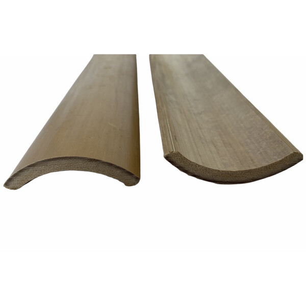 Zwei lange, gebogene Holzleisten mit natürlicher Maserung und glatt geschliffener Oberfläche, optimal zur Abdichtung von Zwischenräumen bei Bambuszaunserien geeignet.