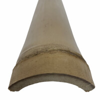 Längliche Abdecklatte aus optisch an Bambus angelehntem Material, ca. 200 cm lang, mit natürlicher Maserung und leicht gewölbter Form für die Abdichtung von Zwischenräumen in Bambuszaunserien.