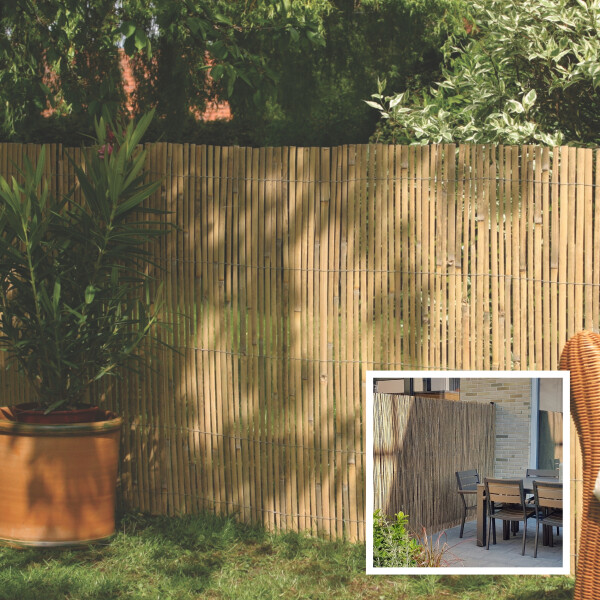 Sichtschutzzaun aus Bambus im Garten, der eine natürliche, dekorative Trennung bietet. Die vertikalen Bambusstäbe sind gleichmäßig angeordnet und schaffen eine harmonische, grüne Atmosphäre. Ideal für eine stilvolle Privatsphäre im Außenbereich.