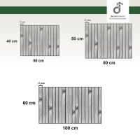 Drei Bambus-Badteppiche in verschiedenen Größen, platziert in einem modernen Badezimmer mit freistehender Badewanne und Holzwand. Die Teppiche haben ein elegantes, gestreiftes Design und sind in natürlicher Bambusfarbe gehalten.