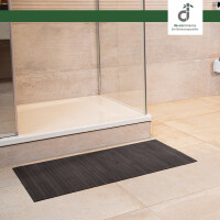 Drei Bambusteppiche mit parallelen Streifen und natürlichen Knoten, gezeigt in verschiedenen Ansichten und Schnitten, die die Struktur und das Design des Bambusmaterials hervorheben.