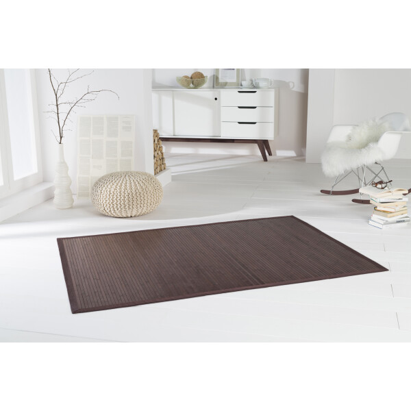 Eleganter Bambusteppich in dunkelbrauner Farbe mit XXL-Bordüre. Die 17 mm breiten Stege sorgen für eine stabile und langlebige Oberfläche. Ideal für moderne Wohnräume, bietet der Teppich mit seinen Maßen von 200 x 250 cm ausreichend Platz und verleiht dem Raum eine natürliche und stilvolle Atmosphäre.