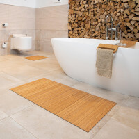 Elegante Bambus Badematte in naturfarbenem Design, platziert vor einer modernen Badewanne. Die Badematte besteht aus horizontal angeordneten Bambusstreifen, die ein angenehmes, natürliches Ambiente schaffen. Die Matte ist ideal für ein stilvolles und umweltfreundliches Badezimmer.