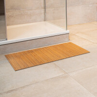 Bambus Badematte GRAND nature 50 x 50 cm vor einer modernen Dusche mit Glaswand. Die Matte zeigt eine natürliche Holzoptik und ist ideal für ein stilvolles Badezimmer.