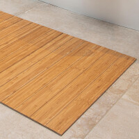 Bambus Badematte GRAND nature in warmem, natürlichem Farbton, platziert auf hellen Fliesen. Die quadratische Matte misst 50 x 50 cm und zeigt die typische, längsgerichtete Maserung des Bambus. Sie fügt sich harmonisch in ein modernes, minimalistisches Badezimmer ein.