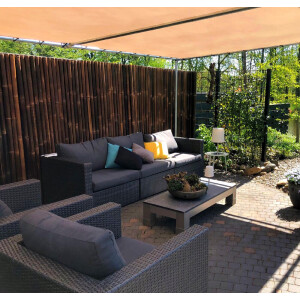 Gemütliche Outdoor-Lounge mit einem Sichtschutz aus...