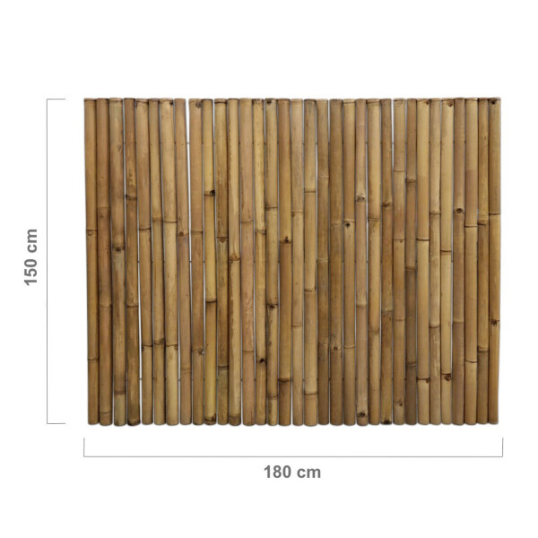 Sichtschutz aus Bambus in Naturfarbe, der einen Gartenweg mit Kies und Statuen flankiert. Hohe, dichte Bambusstäbe bieten Privatsphäre und eine natürliche Optik.