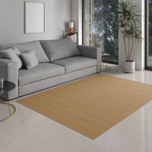 Große Bambusteppich mit goldbraunen Streifen auf hellem Untergrund. Der Teppich hat eine Größe von etwa 240x340 cm und besteht aus 17 mm breiten Bambusstreifen auf einem Gazevliesrücken. Ideal für moderne Wohnräume, die eine natürliche und elegante Atmosphäre schaffen.
